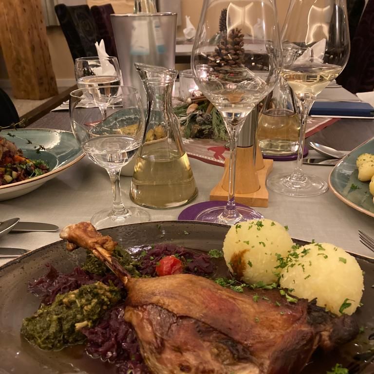 Gänsebraten auf Rotkohl mit Klössen, Foto: Gudrun Stark