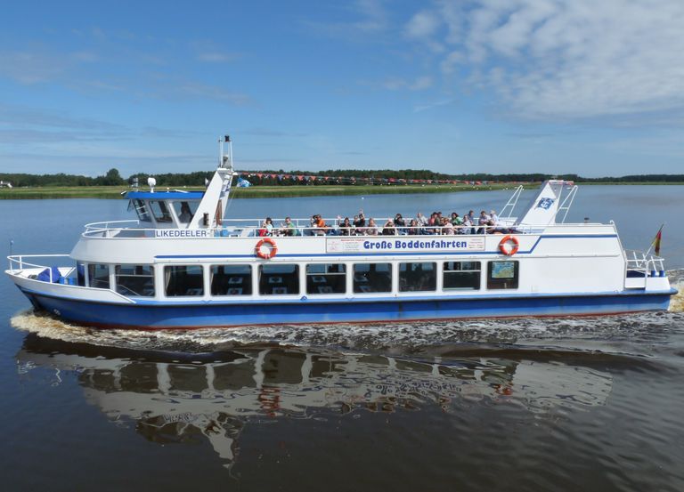 Fahrgastschiff auf dem Bodden